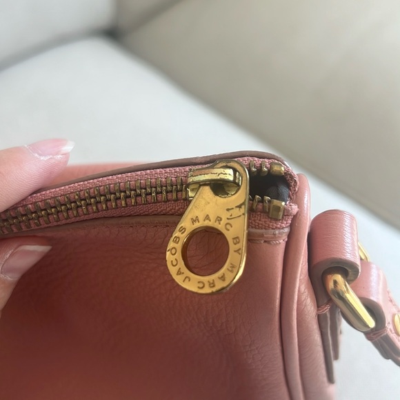 MARC BY MARC JACOBS Salmon Pink Grained Leather Crossbody - Picture 11 of 13